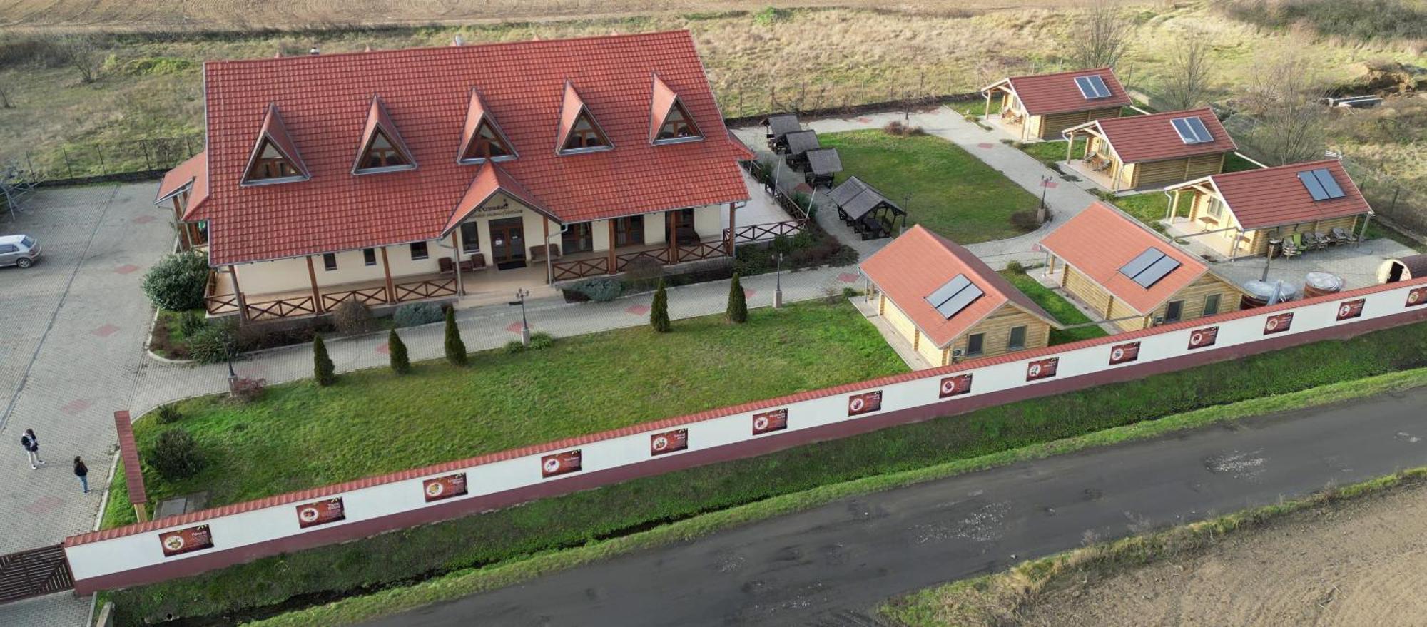 Tuzseri Palinka Tanya Dış mekan fotoğraf