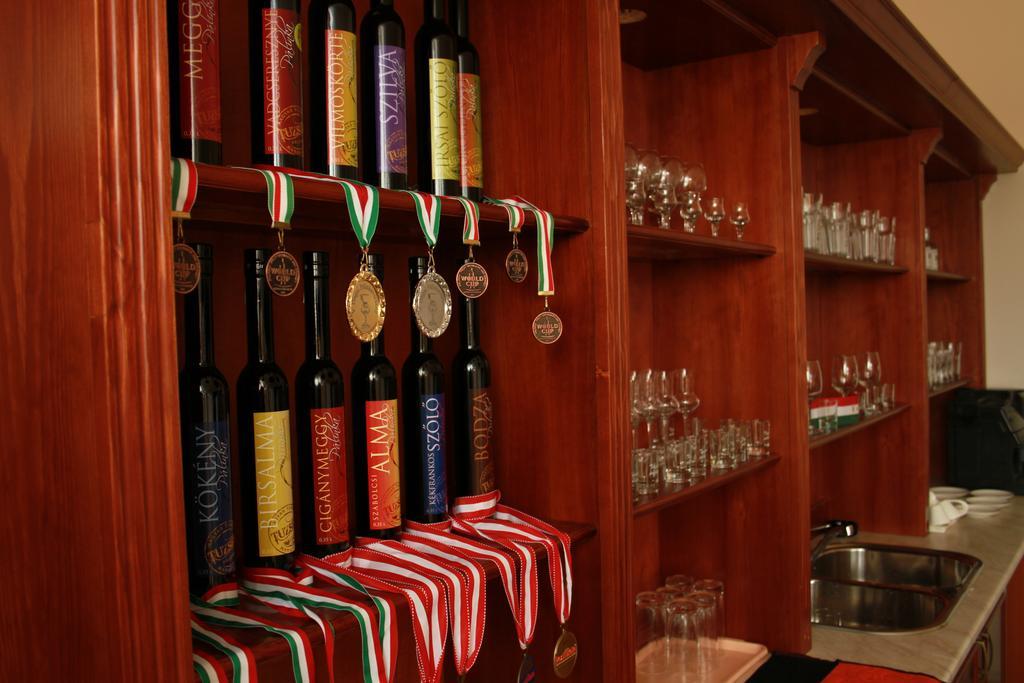 Tuzseri Palinka Tanya Dış mekan fotoğraf